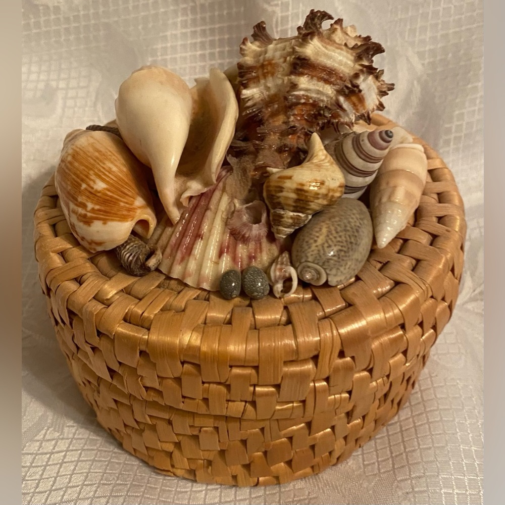 Wicker and Seashell Coaster Set.